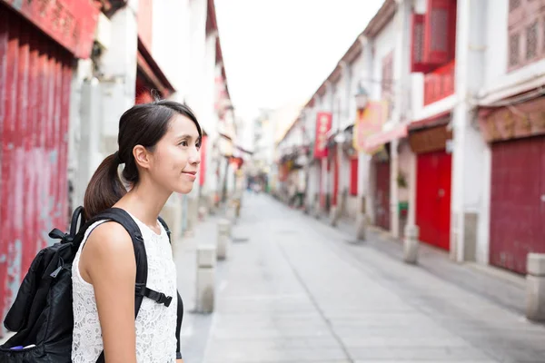 Jovem mulher na cidade de Macau — Fotografia de Stock