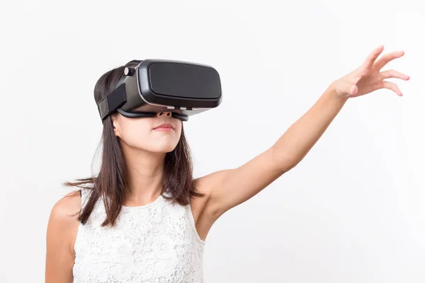 Donna che guarda attraverso il dispositivo di realtà virtuale — Foto Stock