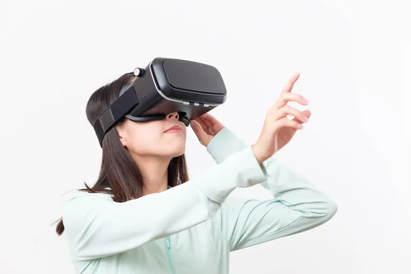 Mujer usando dispositivo VR y el dedo apuntando hacia arriba —  Fotos de Stock