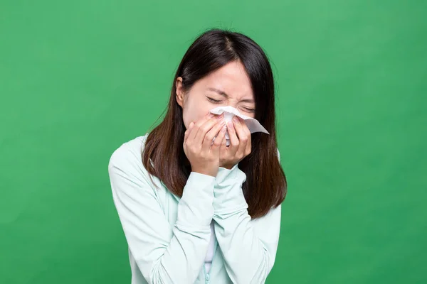 Mulher sentindo espirros — Fotografia de Stock