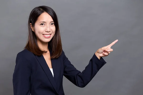 Geschäftsfrau zeigt erhobenen Zeigefinger — Stockfoto