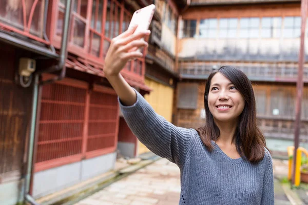 Frau besuchen Japan und fotografieren — Stockfoto