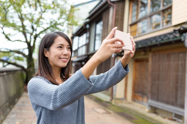 Kvinna med mobiltelefon för att ta foto — Stockfoto