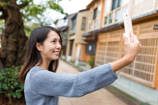 Kvinna som tar selfie — Stockfoto