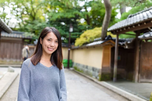 Jovem mulher asiática em Kanazawa cidade — Fotografia de Stock