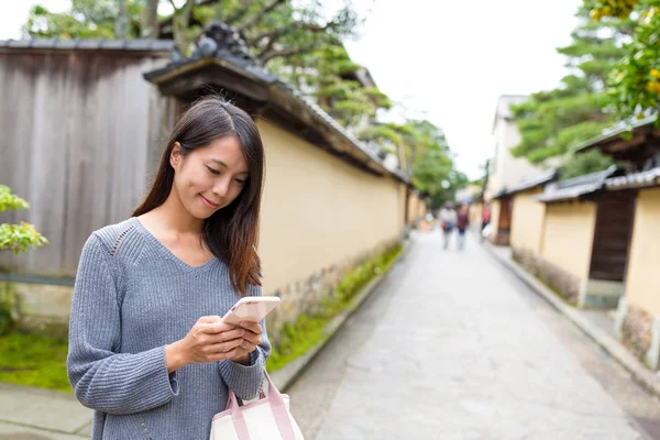 Japanerin benutzt Handy — Stockfoto