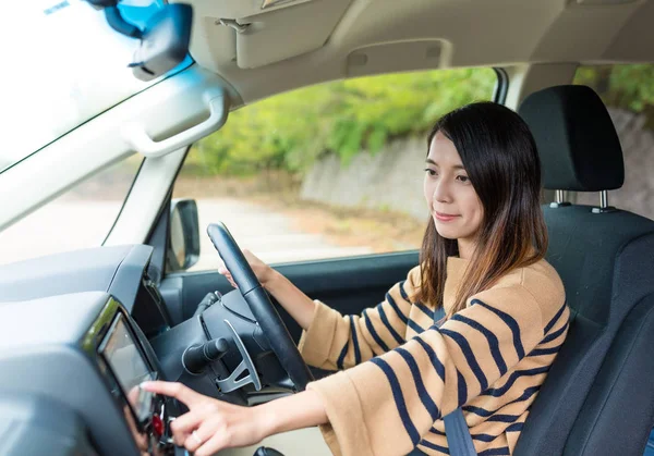 Mulher olhando para gps no carro — Fotografia de Stock