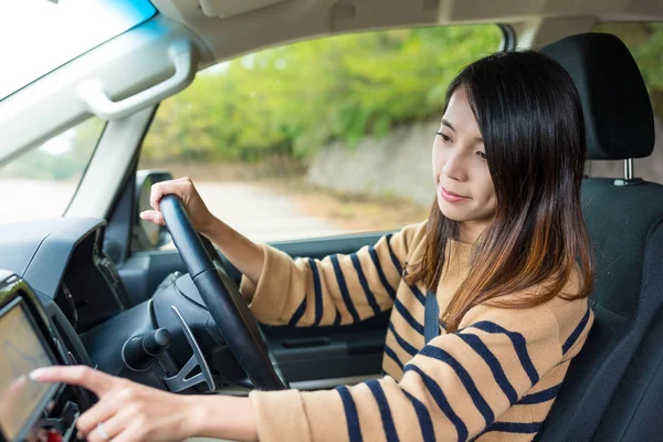 Woman checking the location on the screen — Stock Photo, Image