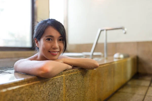 若い女性は、温泉をお楽しみください。 — ストック写真