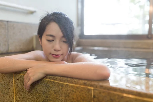 Mulher japonesa desfrutar de suas fontes termais — Fotografia de Stock