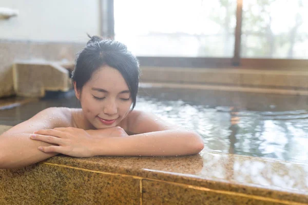 Jovem relaxante em japonês onsen — Fotografia de Stock