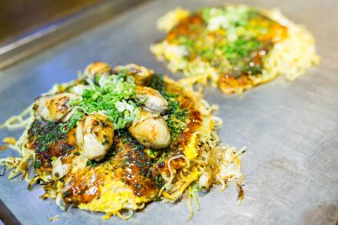 Okonomiyaki gıda üzerine plaka