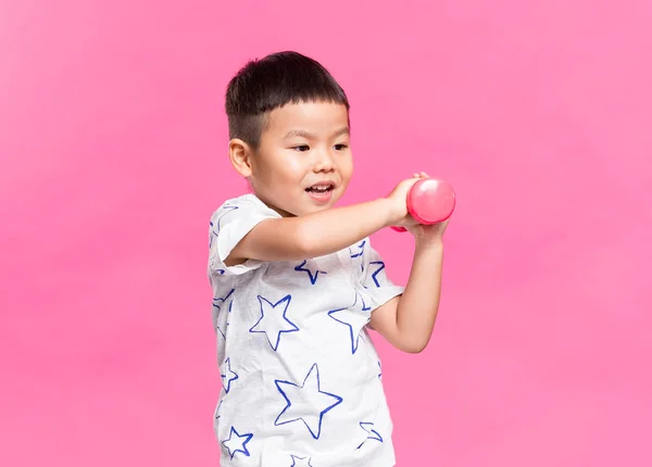 Liten pojke leker med hantel — Stockfoto