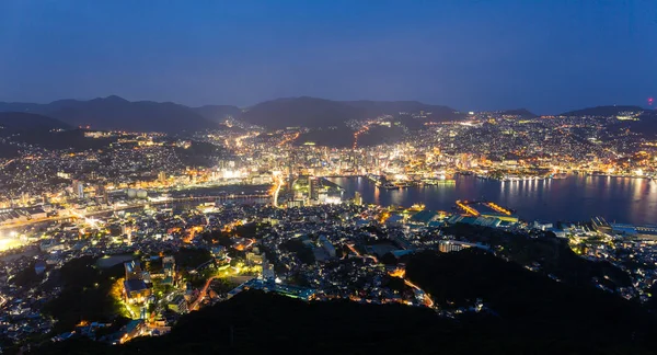 Město Nagasaki v Japonsku v noci — Stock fotografie