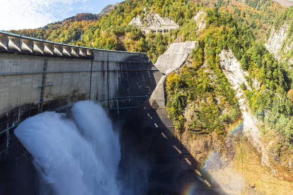 Presa Kurobe y arco iris en Japón — Foto de Stock