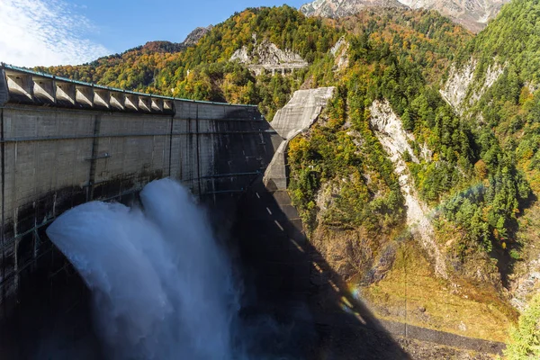 Barragem de Kurobe e arco-íris na temporada de outono — Fotografia de Stock