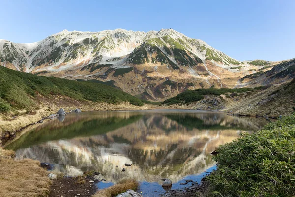 Mikurigaike Teich und Spiegelung der Berge — Stockfoto