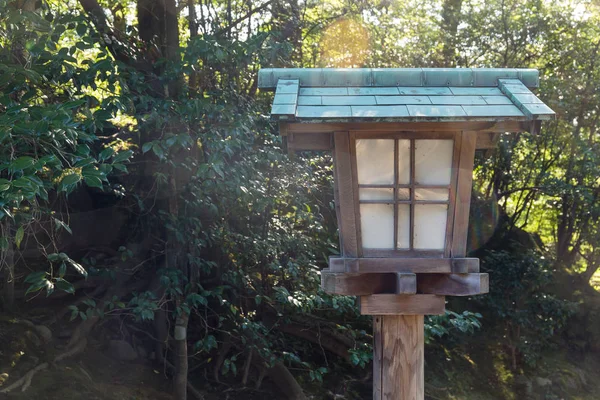 Lanterna japonesa no jardim vazio — Fotografia de Stock