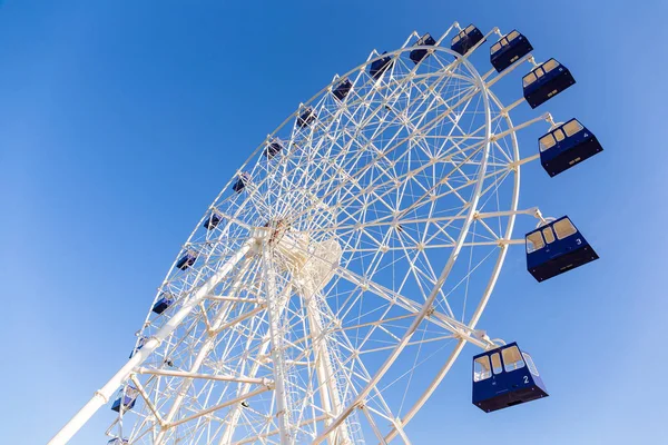 Riesenrad im Sonnenschein — Stockfoto