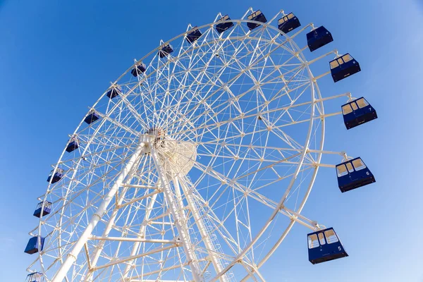 Чертово колесо под солнцем — стоковое фото
