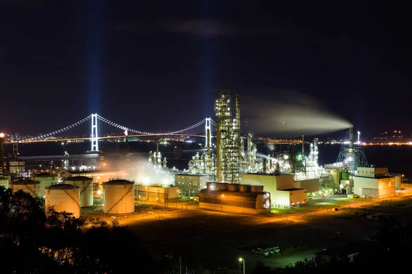 Fábrica industrial em Muroran à noite — Fotografia de Stock