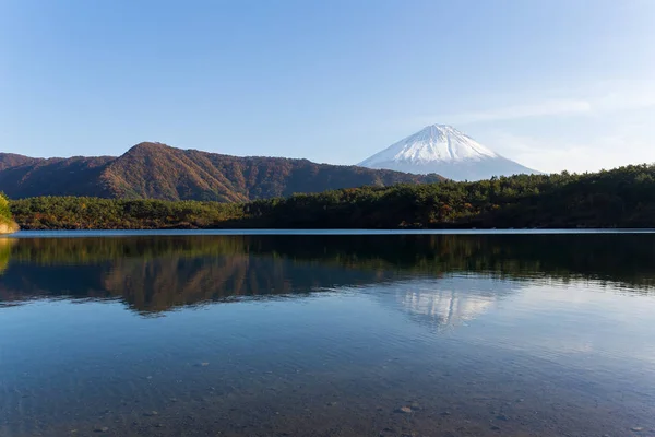 Lake Saiko och berget Fuji — Stockfoto