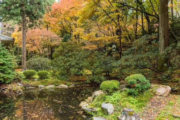 Japanese temple garden at autumn — Stock Photo, Image