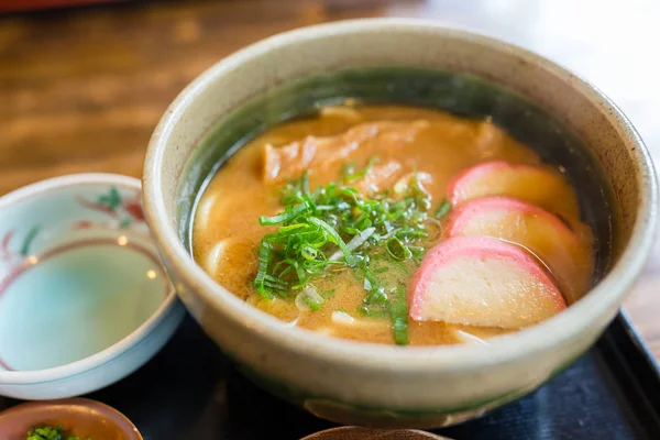 Japoński udon w misce na stole — Zdjęcie stockowe