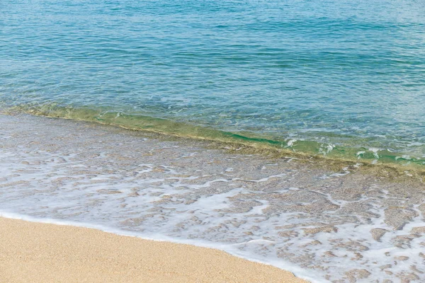 Deniz ile tropikal kumlu plaj — Stok fotoğraf