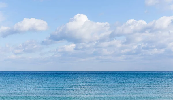 Tropische zeegezicht weergave met wolken — Stockfoto