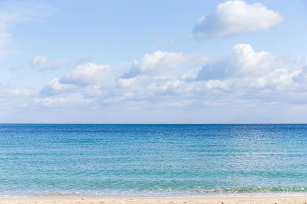 Mavi deniz kumlu plajı ile — Stok fotoğraf