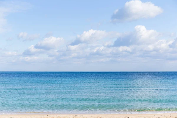 Mer bleue avec plage de sable — Photo