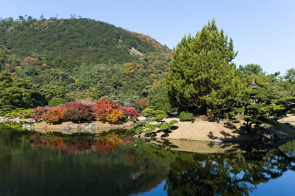 Ritsurin tuin in de herfst seizoen — Stockfoto