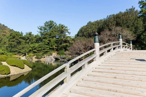 Puente de madera en Ritsurin Garden — Foto de Stock