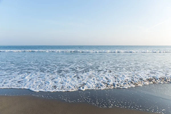 Sandstrand med havsvågor — Stockfoto