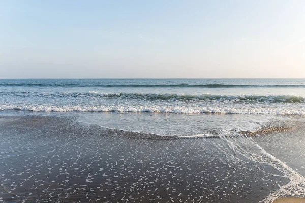 Deniz dalgaları ile kumlu plaj