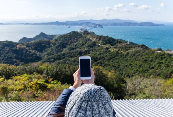 Kobieta przy Fotografia na wielki most Seto — Zdjęcie stockowe