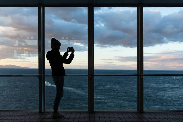 Woman taking photo at sunset — Stock Photo, Image