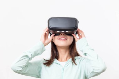 VR aygıtla arayan kadın