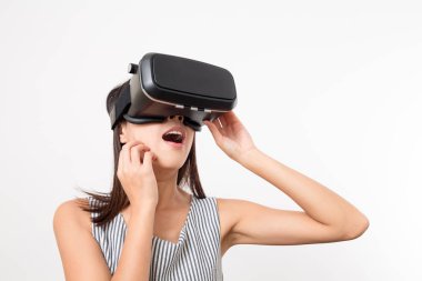 VR aygıtı kullanarak ile korkunç duygu kadın