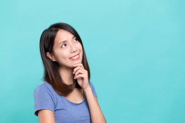 kadın bir şey düşünüyor