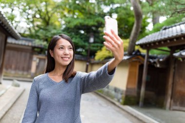 Selfie akıllı telefonla alarak kadın