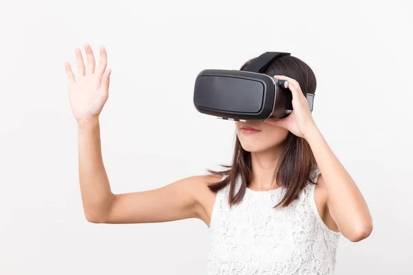 Γυναίκα εμπειρία με συσκευή εικονικής πραγματικότητας — Φωτογραφία Αρχείου