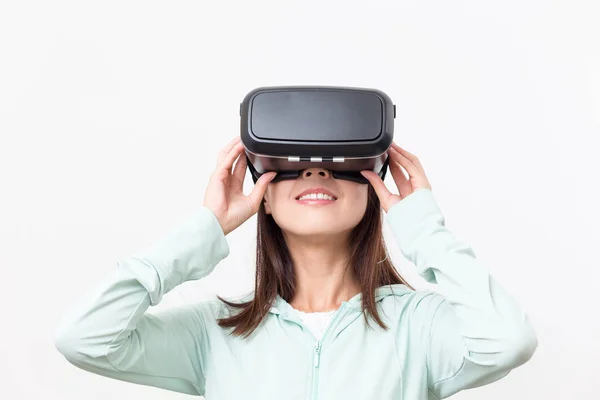 Femeie în căutarea cu dispozitiv VR — Fotografie, imagine de stoc