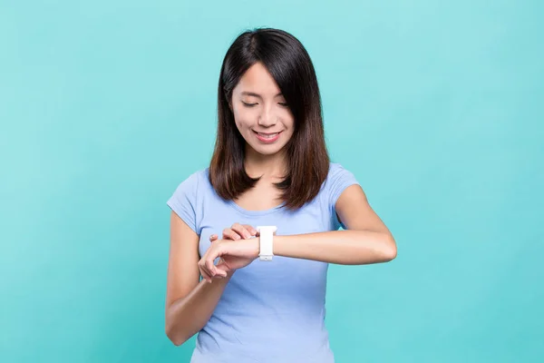 Asian woman using smartwatch — Stock Photo, Image