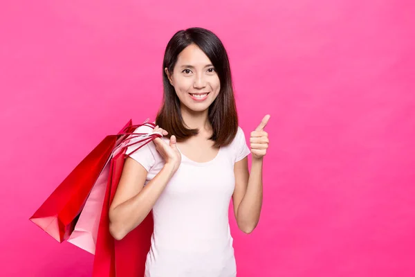 Kadın holding alışveriş torbaları ve parmak noktası — Stok fotoğraf