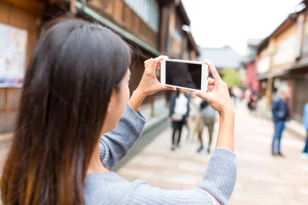 Kvinnan tar foto i staden Kanazawa — Stockfoto