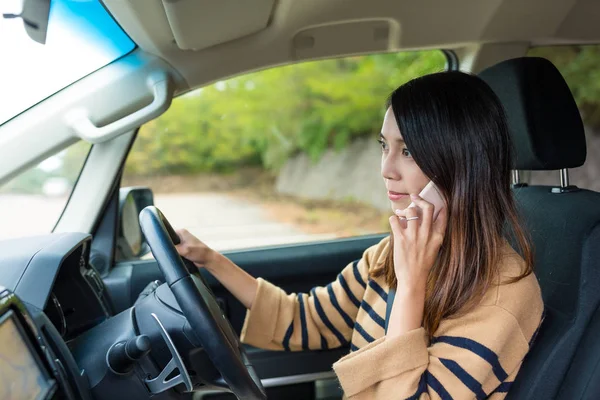 Žena mluvit mobil a řízení auta — Stock fotografie