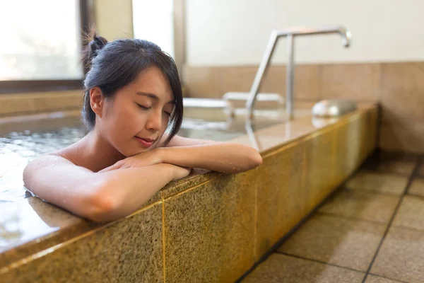 Mujer japonesa disfrutar de aguas termales —  Fotos de Stock