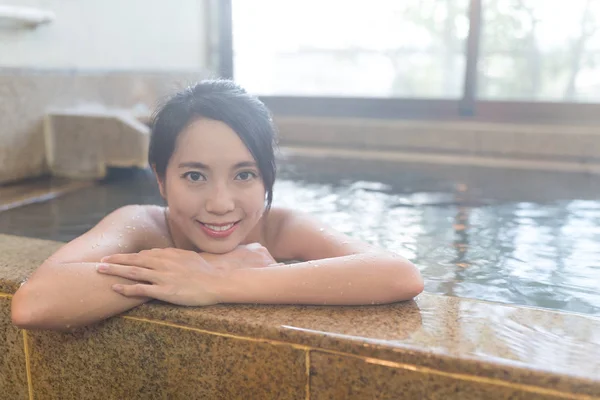 日本の温泉で若い女性 — ストック写真